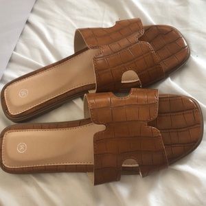 BOOHOO BROWN FLAT SANDALS